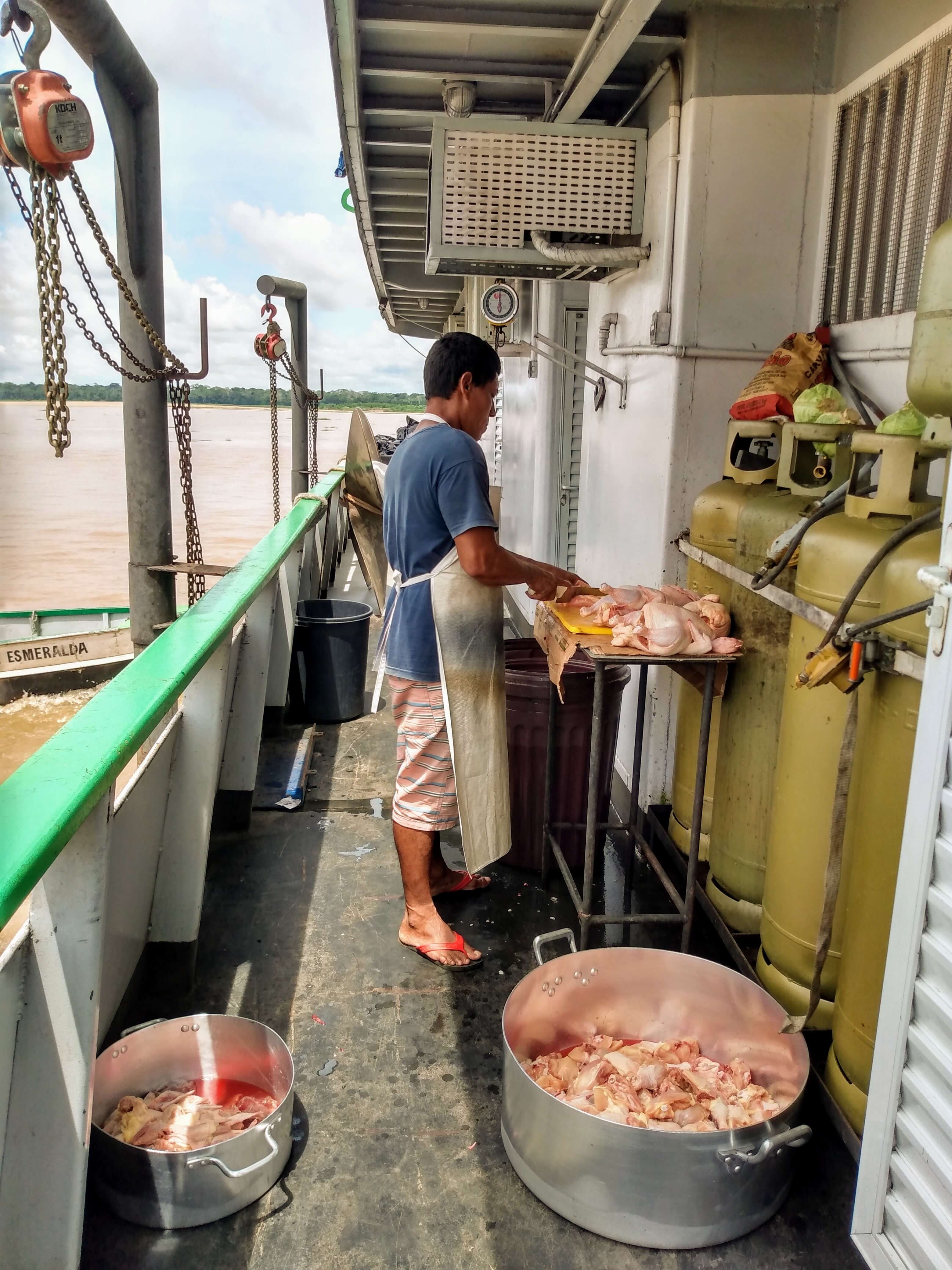 El cocinero del barco en el trabajo