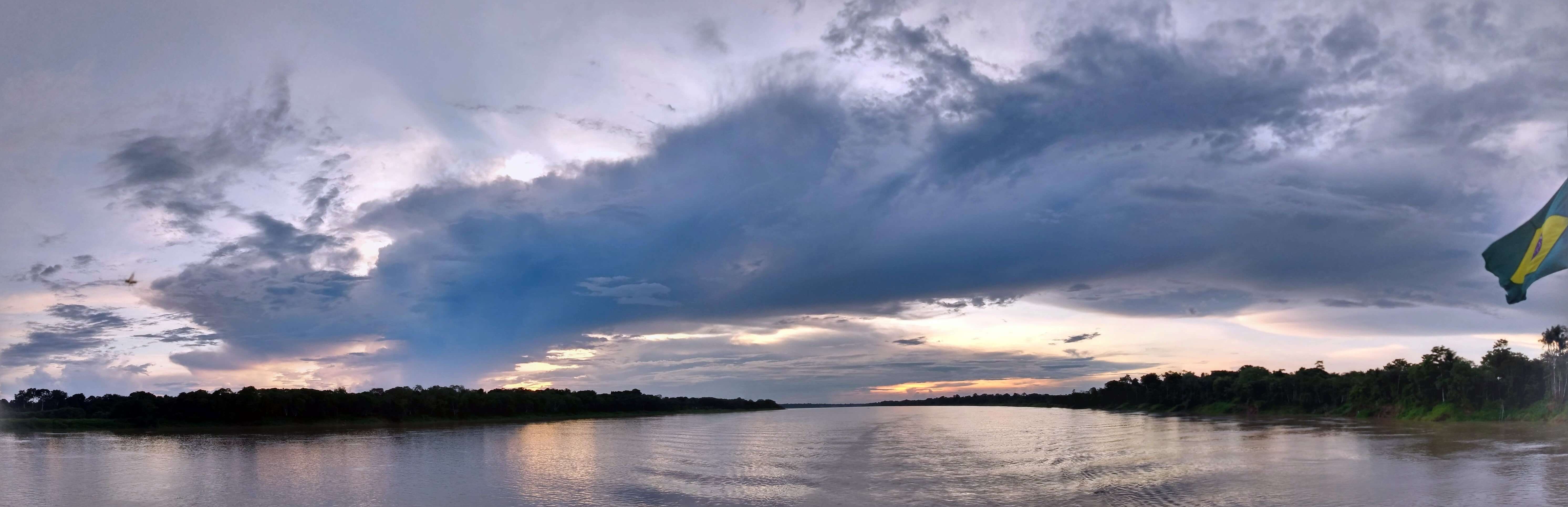 Atardecer en el río Amazonas
